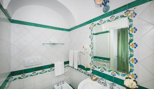 Deluxe Double Room with Side Sea View