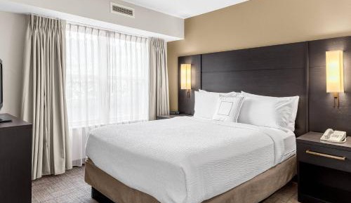 One-Bedroom Queen Suite with Sofa Bed - Non-Smoking