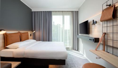 Moxy Queen Room