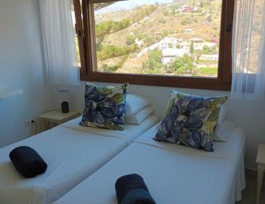 Standard Twin Room with Mountain View