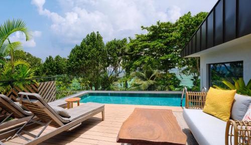 One-Bedroom King Suite with Sea view