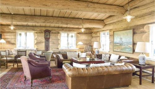 Nine-Bedroom Holiday Home