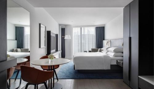 Deluxe Guest room with 1 King