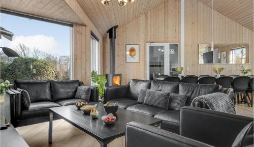Eight-Bedroom Holiday Home
