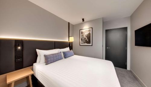 Deluxe Queen Suite