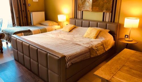 Deluxe Double Room (2 Adults + 1 Child)