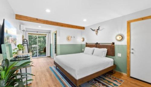 Deluxe King Suite