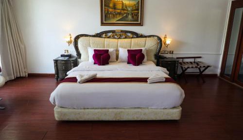 Queen Room with Pool View