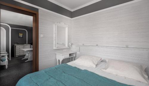 One-Bedroom Suite with Balcony (2 Adults)