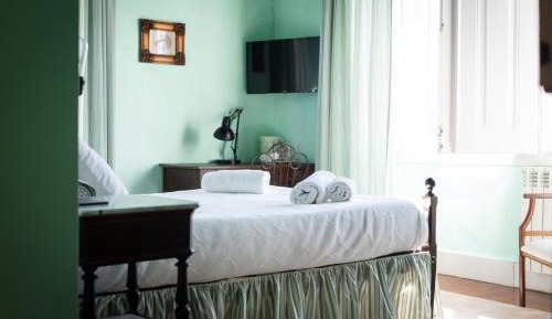 Deluxe Queen Suite