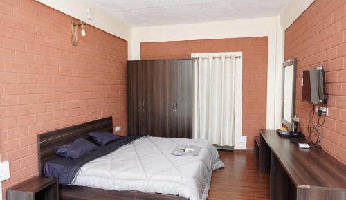 Deluxe Double Room (2 Adults + 1 Child)