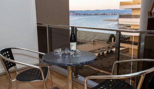 Apartment with Lake View