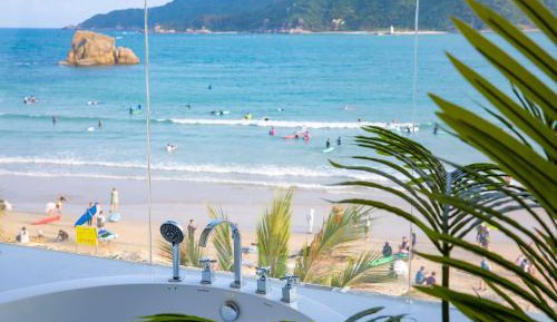 Lantau Sea 180 degree Seaview Cinema King size room