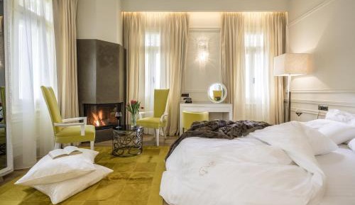 Deluxe Queen Suite