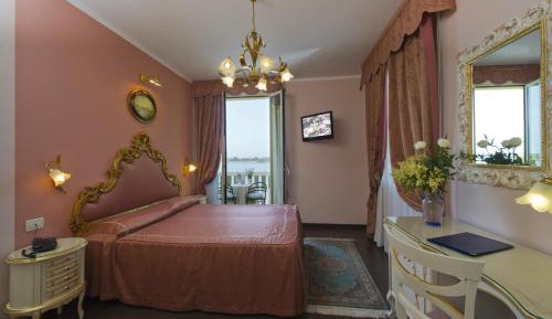 Deluxe Double Room with Balcony and Lagoon View