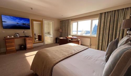 Family Room with Lake View 3