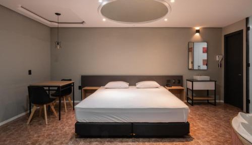 Deluxe Suite with Spa Bath
