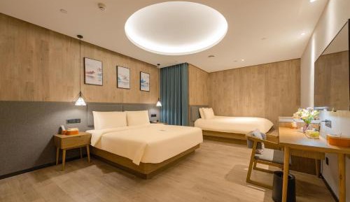 Jimu Family Room with Inner Window