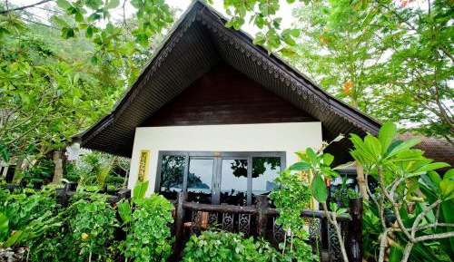 Family Room with Side Sea View