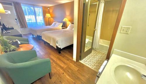 Deluxe Queen Room