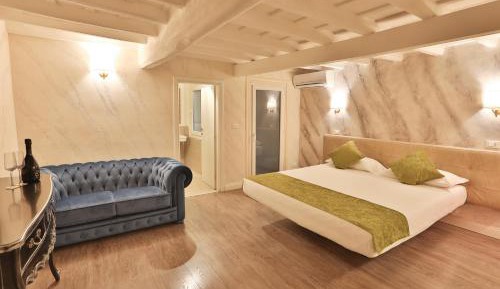 Deluxe Suite with Jacuzzi