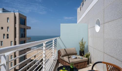 Deluxe Double Room with Side Sea View