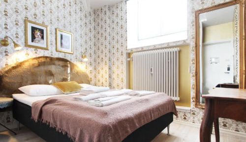 Queen Room with Shared Bathroom