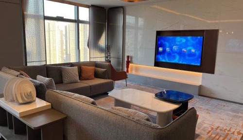 1 King One-Bedroom Suite