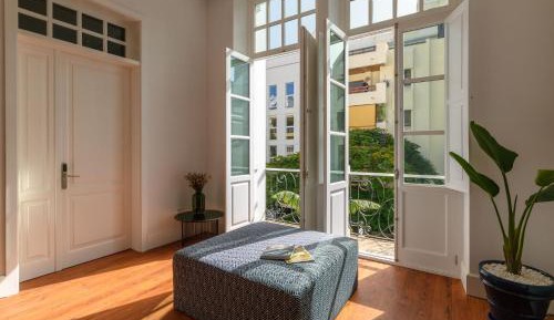 Queen Suite with Pool View
