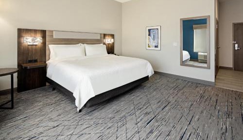 King Room with Roll-In Shower - Disability Access