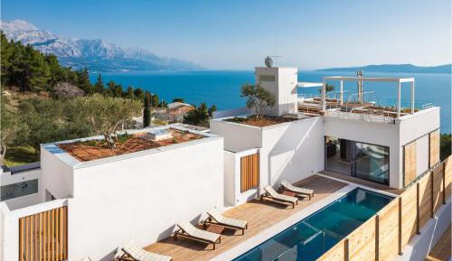 Three-Bedroom Holiday Home 