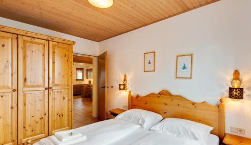 Two-Bedroom Apartment with Shower 