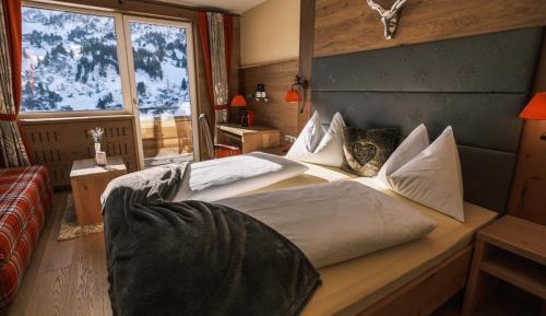 Double Room with Balcony and Mountain View