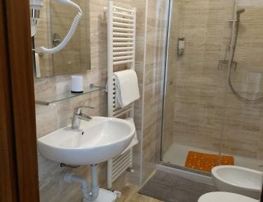 Deluxe Double Room with Shower and Private Bathroom