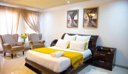 Deluxe Queen Suite