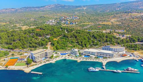 Comfort Two-Bedroom Apartment with Balcony and Sea View