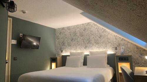Triple Room (1 Double Bed + 1 Single Bed)