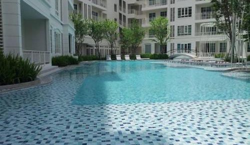Apartment with Pool View 