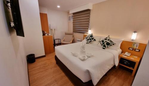 Deluxe Queen Suite