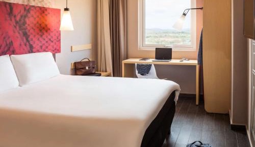 Room with one Queen size bed