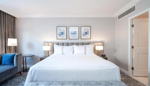 Grand Suite, 1 King Bed, Sofa Bed, Wet Bar