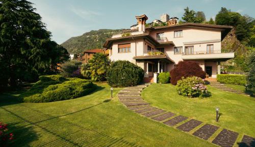 Two-Bedroom Apartment with Lake View