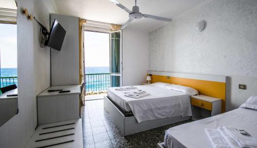 Triple Room with Sea View
