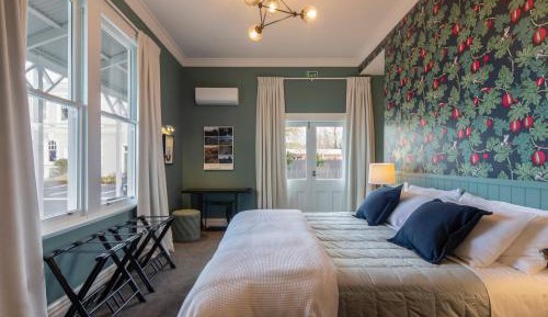 King Room with Roll-In Shower - Disability Access