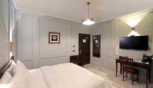 Deluxe Queen Room