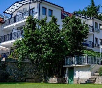 Apartment with Lake View