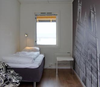 Single Room with Shared Bathroom and Free Parking