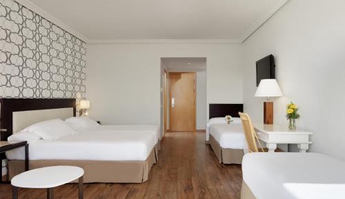 Family Room (2 Adults + 2 Children up to 10 years old)