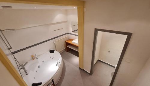 King Room with Spa Bath
