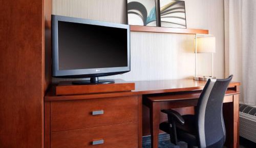 One Bedroom Suite King Tub - Mobility/Hearing Accessible 